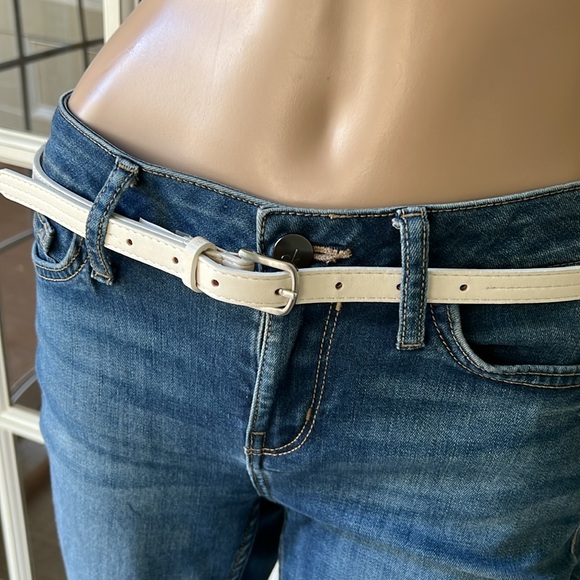 Kenneth Cole Reaction, beige leather skinny belt with silver buckle size medium - Picture 4 of 8